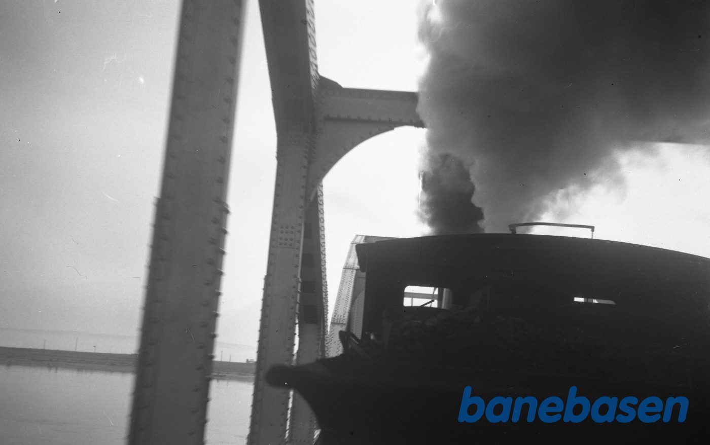 Tog på Storstrømsbroen, set fra vogn bag damplokomotiv Tog på Storstrømsbroen, set fra vogn bag damplokomotiv