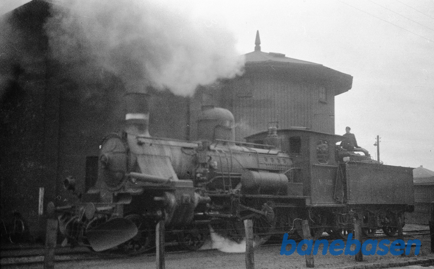 Damplokomotiv K 582 ved remisen i Kalundborg Damplokomotiv K 582 ved remisen i Kalundborg