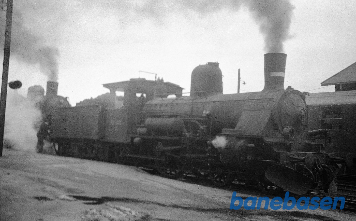 Damplokomotiv K 582 i forspand med P-mask., tog 254, K 582 = Ro Damplokomotiv K 582 i forspand med P-mask., tog 254, K 582 = Ro