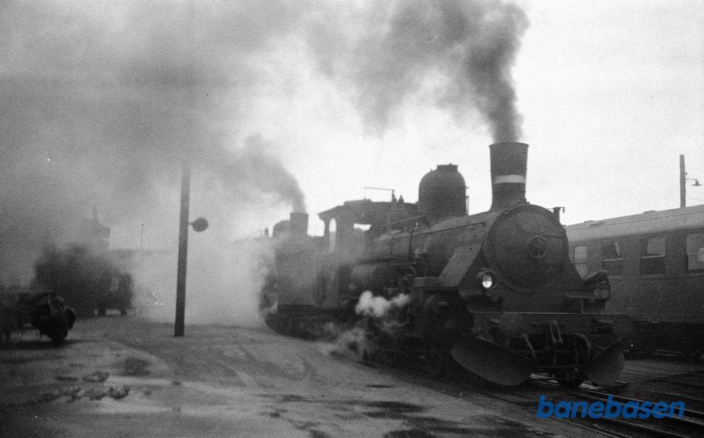 Damplokomotiv K 582 i forspand med P-mask., tog 254, K 582 = Ro