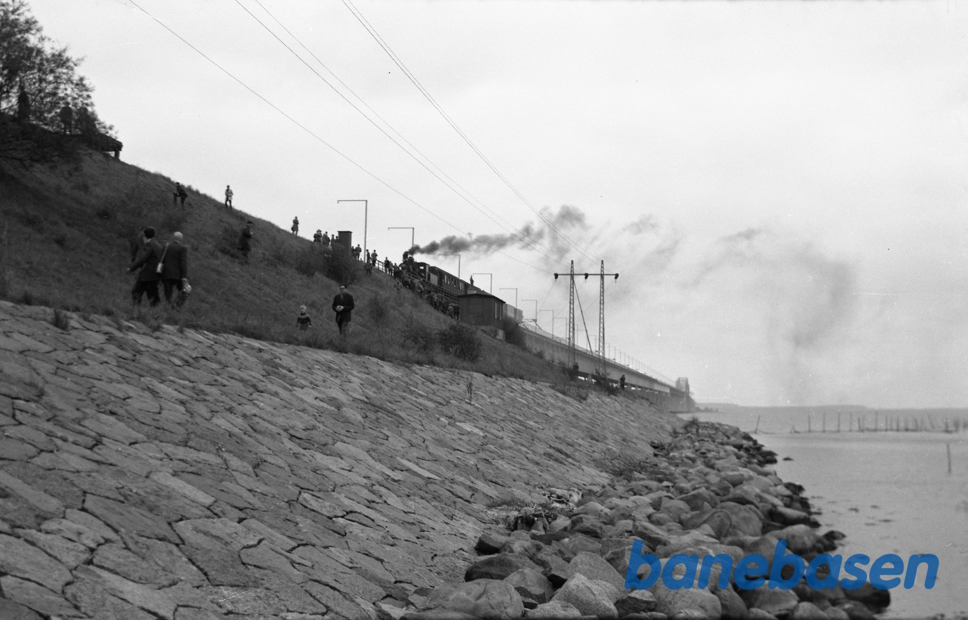 Damplokomotiv K 582 med DJK-særtog på Storstrømsbroen Damplokomotiv K 582 med DJK-særtog på Storstrømsbroen
