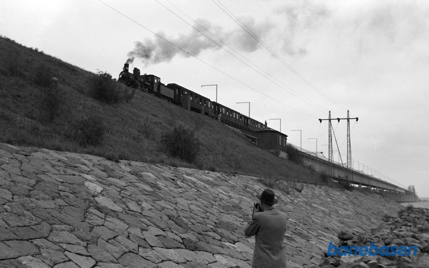 Damplokomotiv K 582 med DJK-særtog på Storstrømsbroen Damplokomotiv K 582 med DJK-særtog på Storstrømsbroen