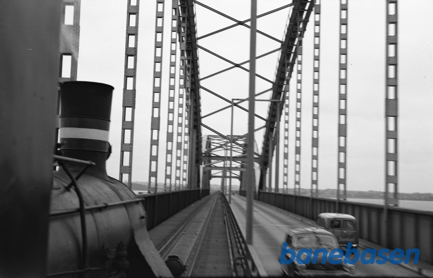 Damplokomotiv K 582 med DJK-særtog på Storstrømsbroen Damplokomotiv K 582 med DJK-særtog på Storstrømsbroen