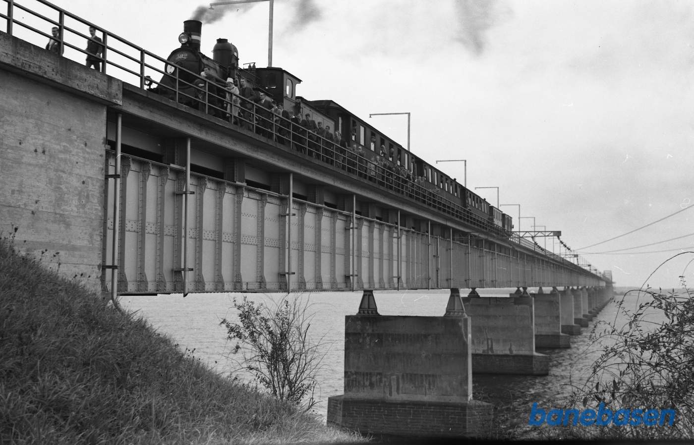 Damplokomotiv K 582 med DJK-særtog på Storstrømsbroen Damplokomotiv K 582 med DJK-særtog på Storstrømsbroen