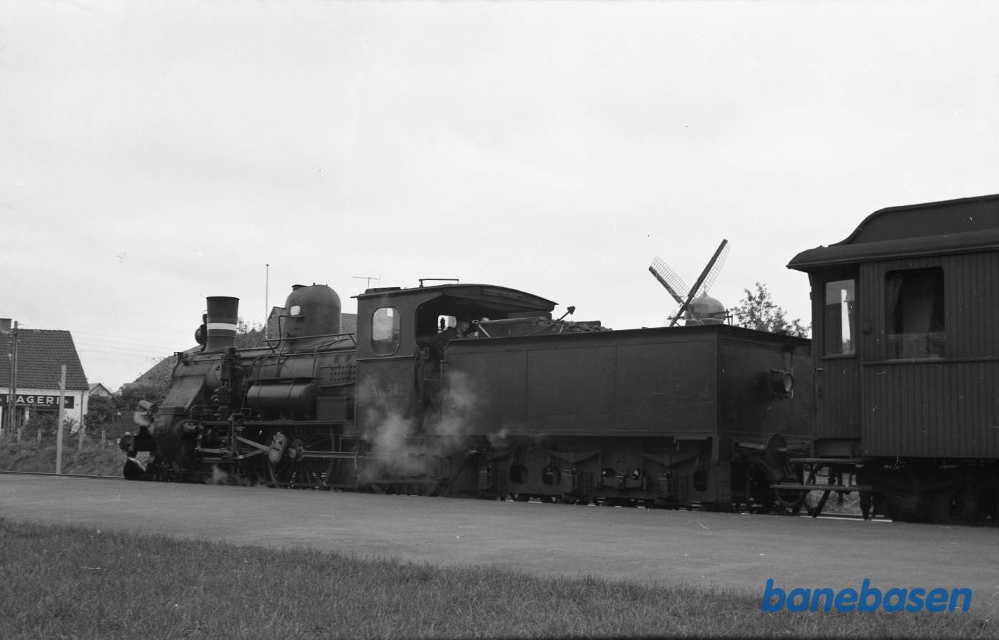 Damplokomotiv K 582 med DJK-særtog på ukendt station