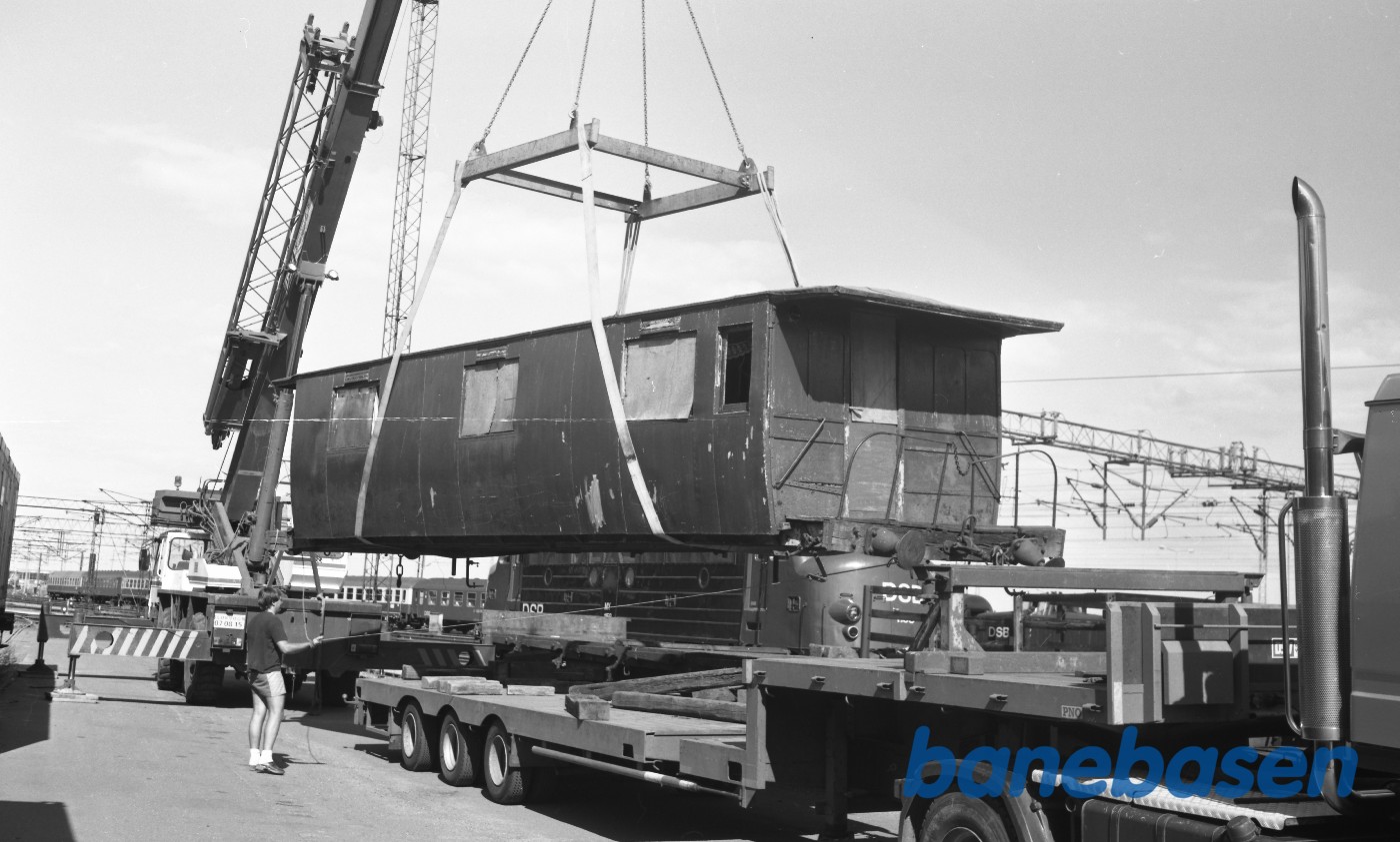 Vognkasse fra GDS B 2 "GRIBBEN" læsses på blokvogn Vognkasse fra GDS B 2 "GRIBBEN" læsses på blokvogn