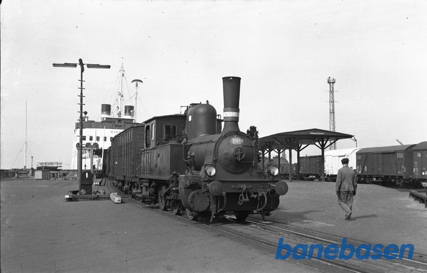 F 484 rangerer Q-vogne ombord på M/F Nyborg F 484 rangerer Q-vogne ombord på M/F Nyborg