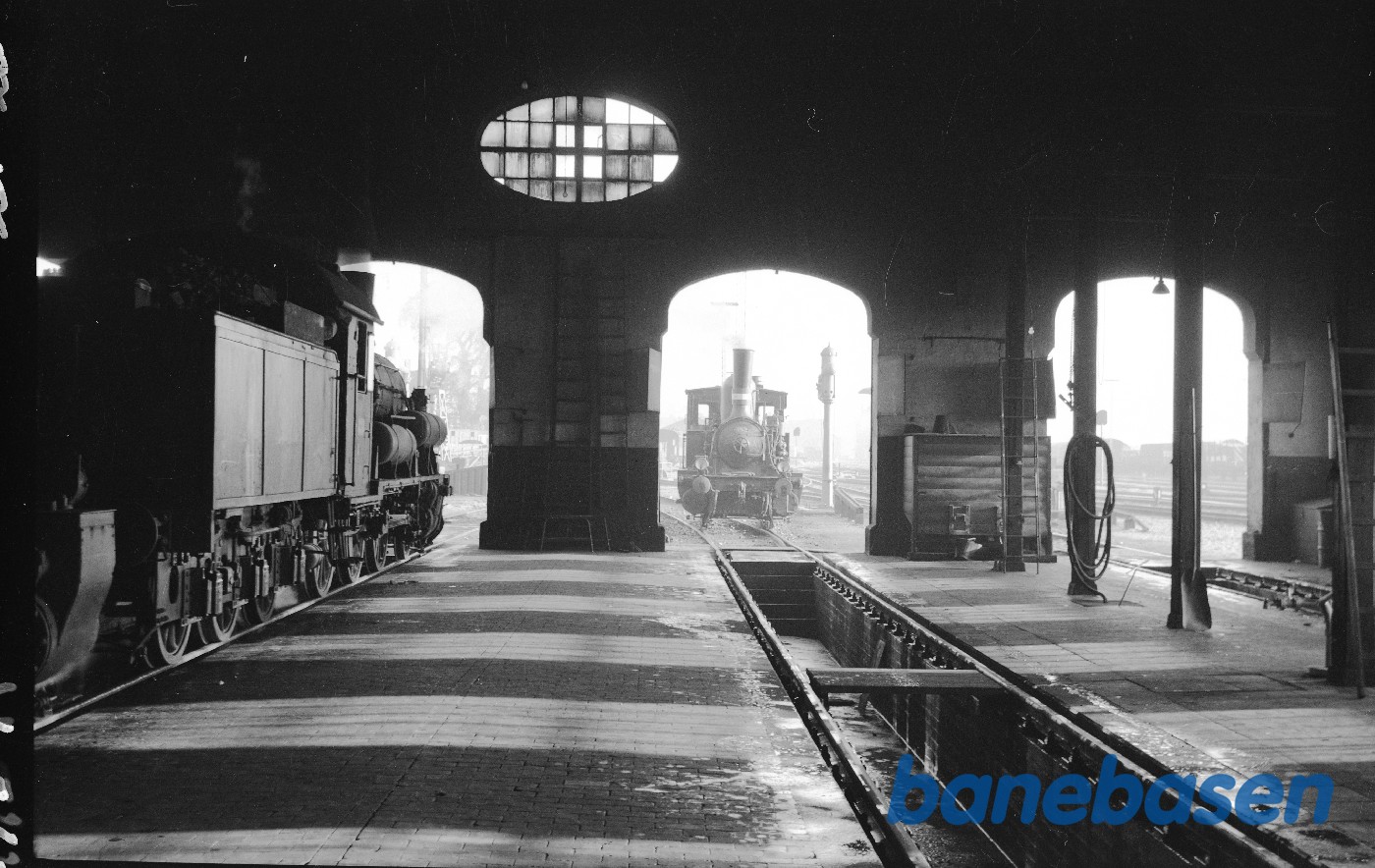 Interiør i remise, D-maskine indenfor, F 492 udenfor Interiør i remise, D-maskine indenfor, F 492 udenfor