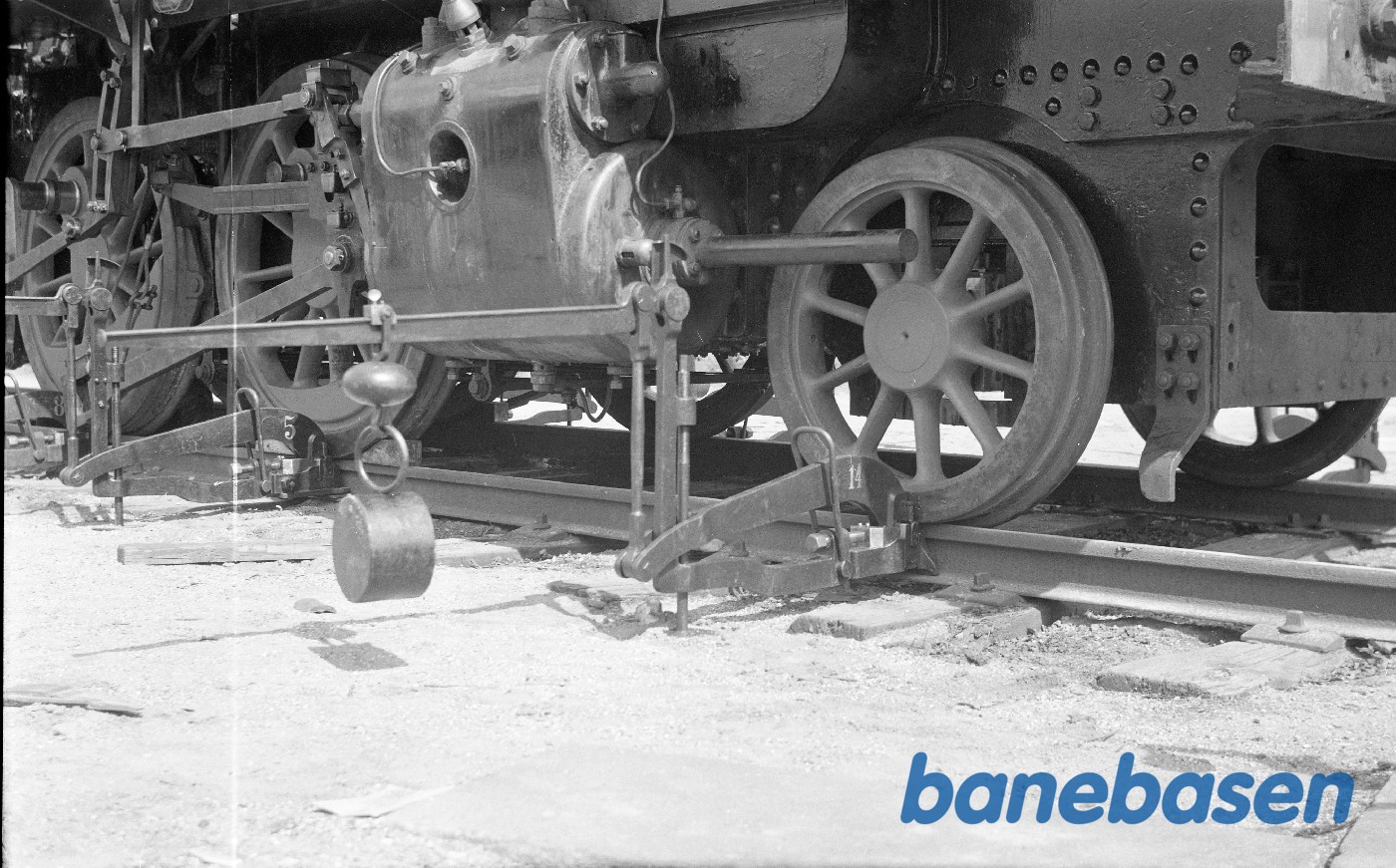 Vejning af akseltryk / tilspænding af fjeder på damplokomotiv ØSJS 7 Vejning af akseltryk / tilspænding af fjeder på damplokomotiv ØSJS 7