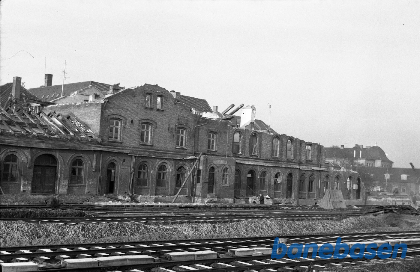 Stationsbygning under nedrivning Stationsbygning under nedrivning