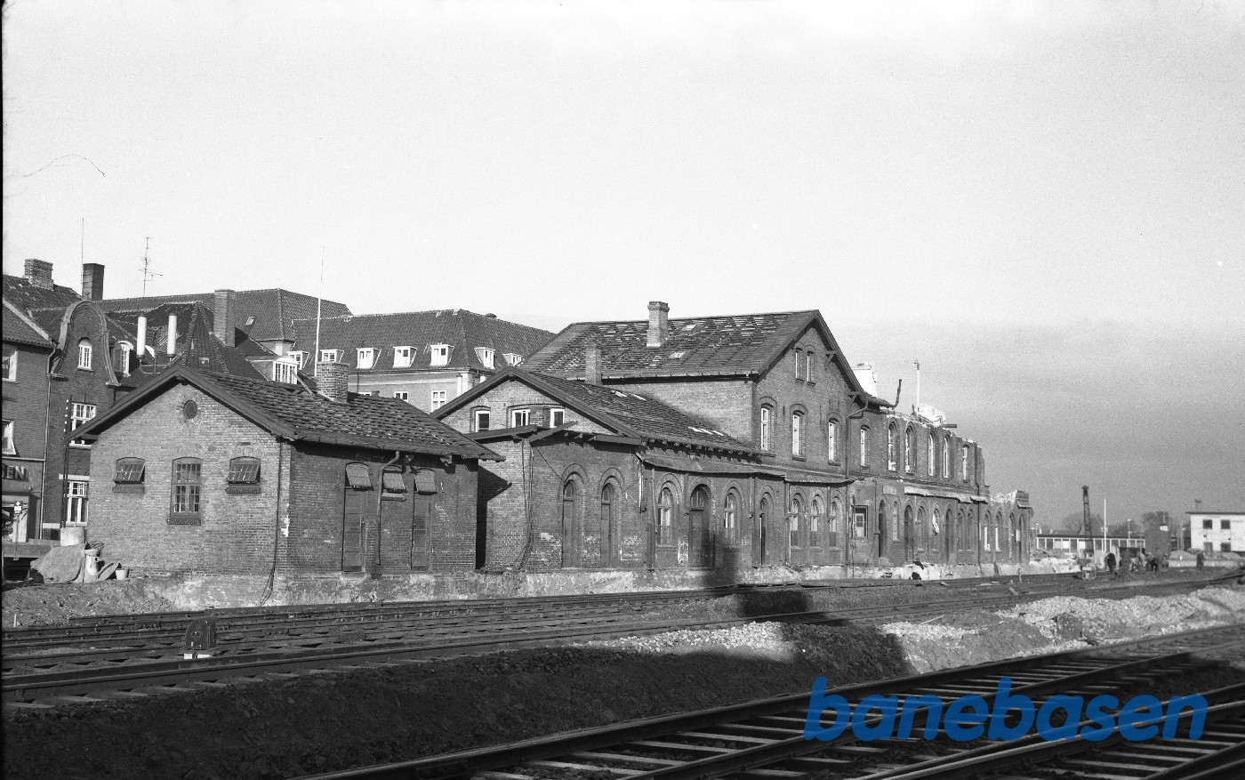 Stationsbygning under nedrivning Stationsbygning under nedrivning