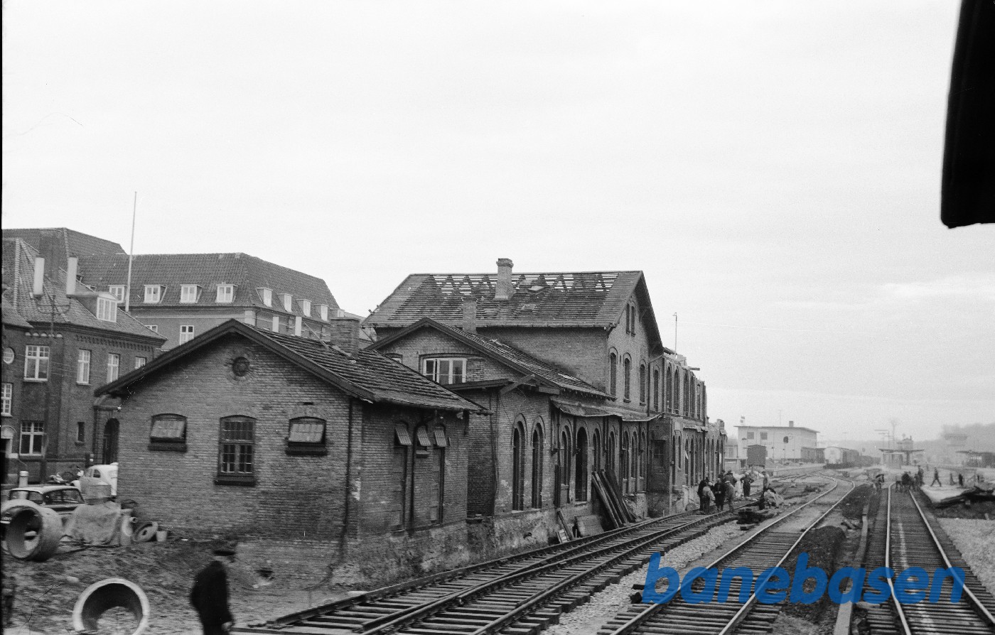 Stationsbygning under nedrivning Stationsbygning under nedrivning