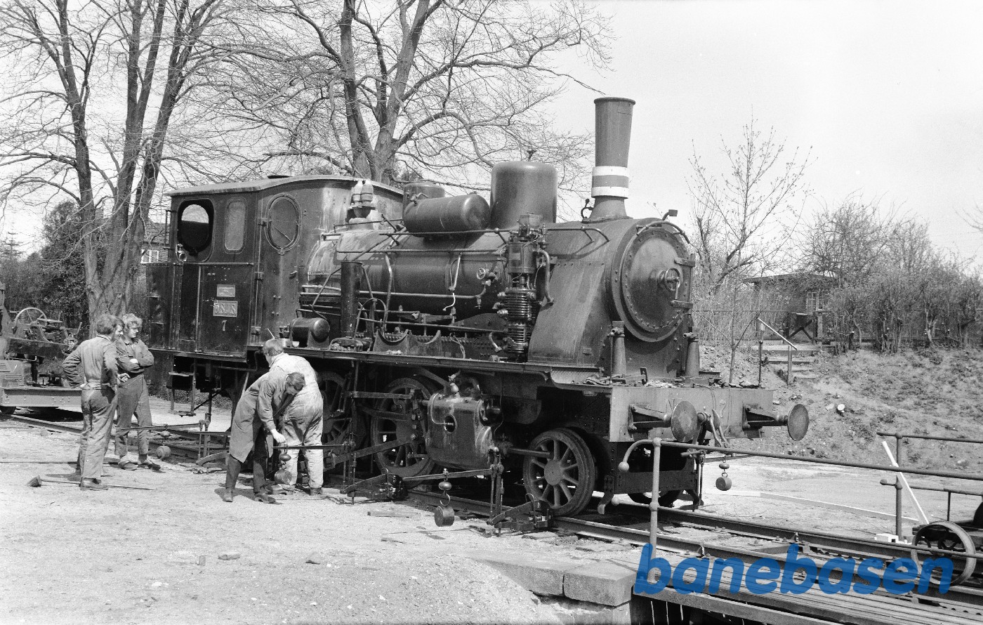 Vejning af akseltryk / tilspænding af fjeder på damplokomotiv ØSJS 7 Vejning af akseltryk / tilspænding af fjeder på damplokomotiv ØSJS 7