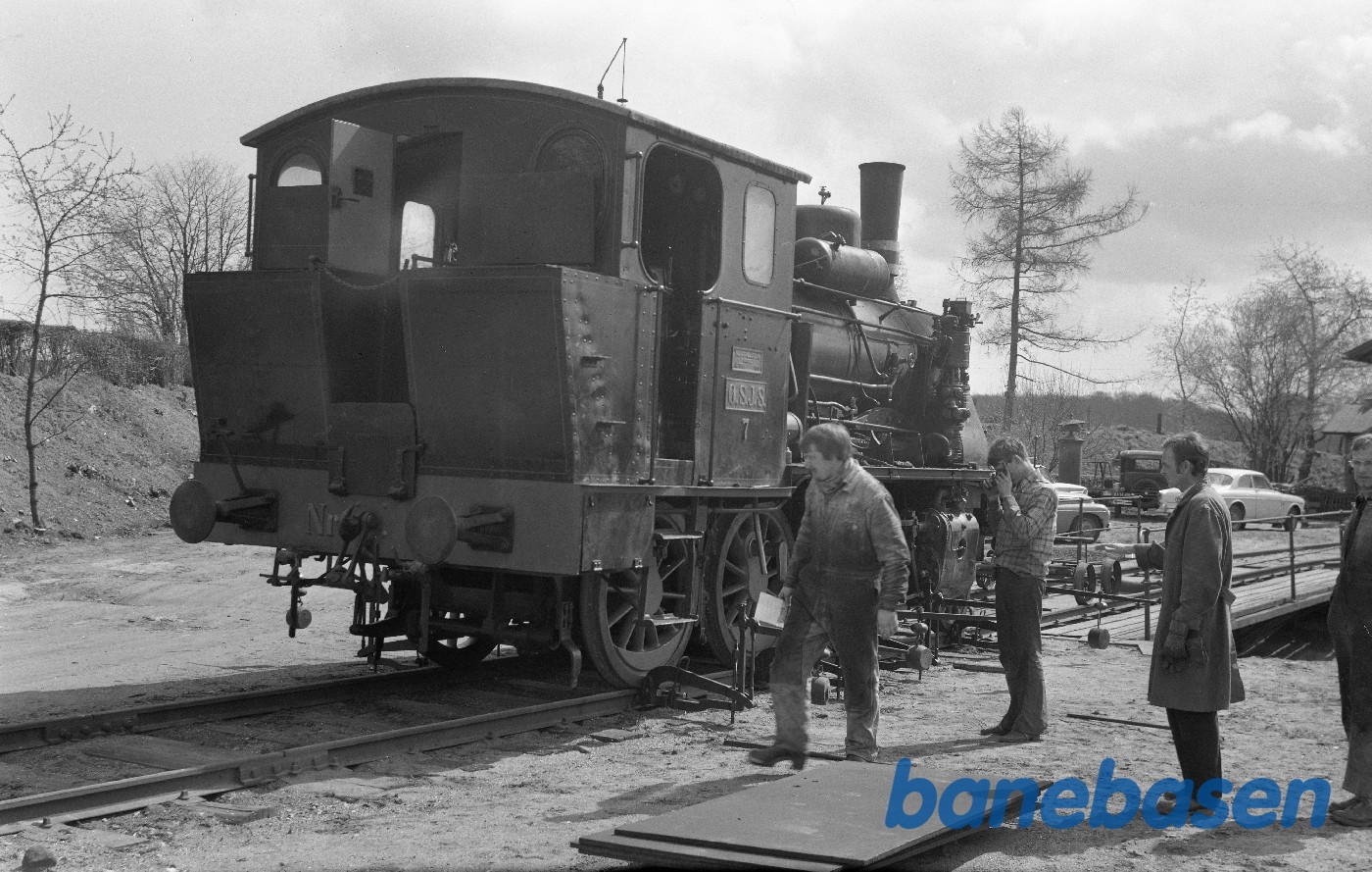 Vejning af akseltryk / tilspænding af fjeder på damplokomotiv ØSJS 7 Vejning af akseltryk / tilspænding af fjeder på damplokomotiv ØSJS 7