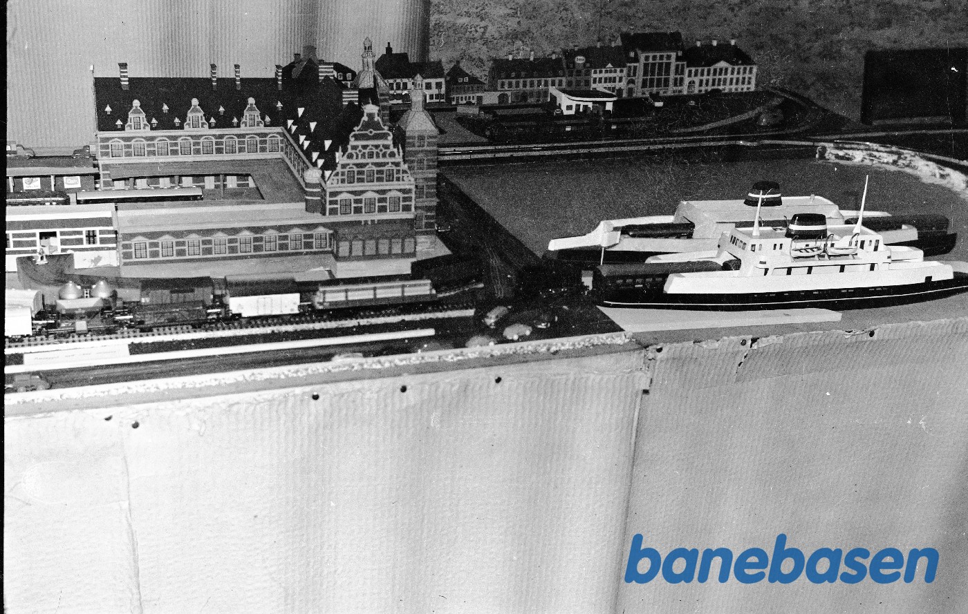Helsingør Jernbaneklubs udstilling på Helsingør station af H0-model af Helsingør stationsbygning og færger Helsingør Jernbaneklubs udstilling på Helsingør station af H0-model af Helsingør stationsbygning og færger