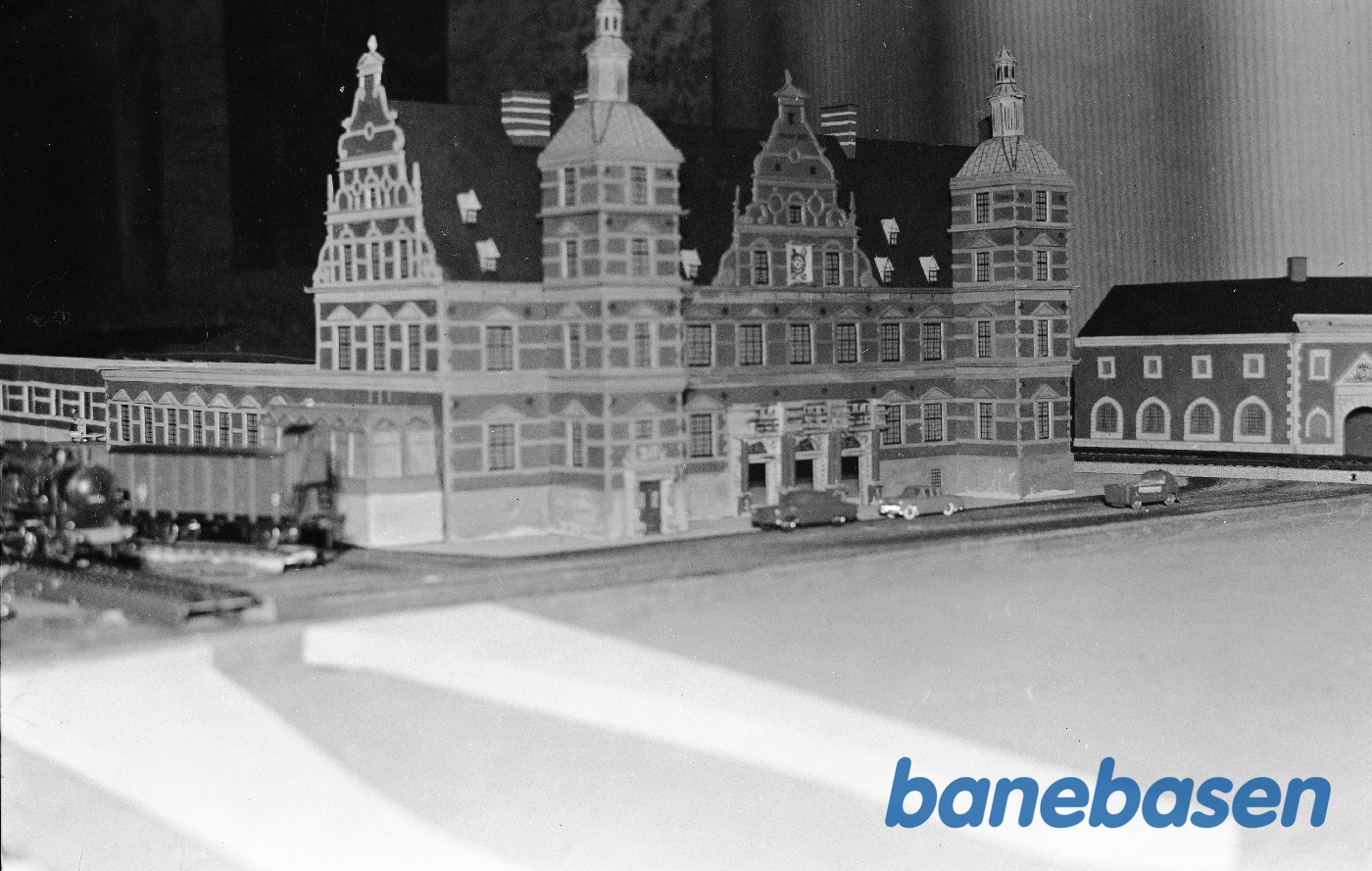 Helsingør Jernbaneklubs udstilling på Helsingør station af H0-model af Helsingør stationsbygning Helsingør Jernbaneklubs udstilling på Helsingør station af H0-model af Helsingør stationsbygning