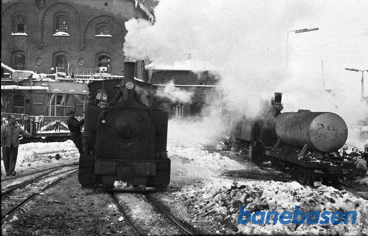 Damplokomotiver rangerer ved fabrikken Damplokomotiver rangerer ved fabrikken