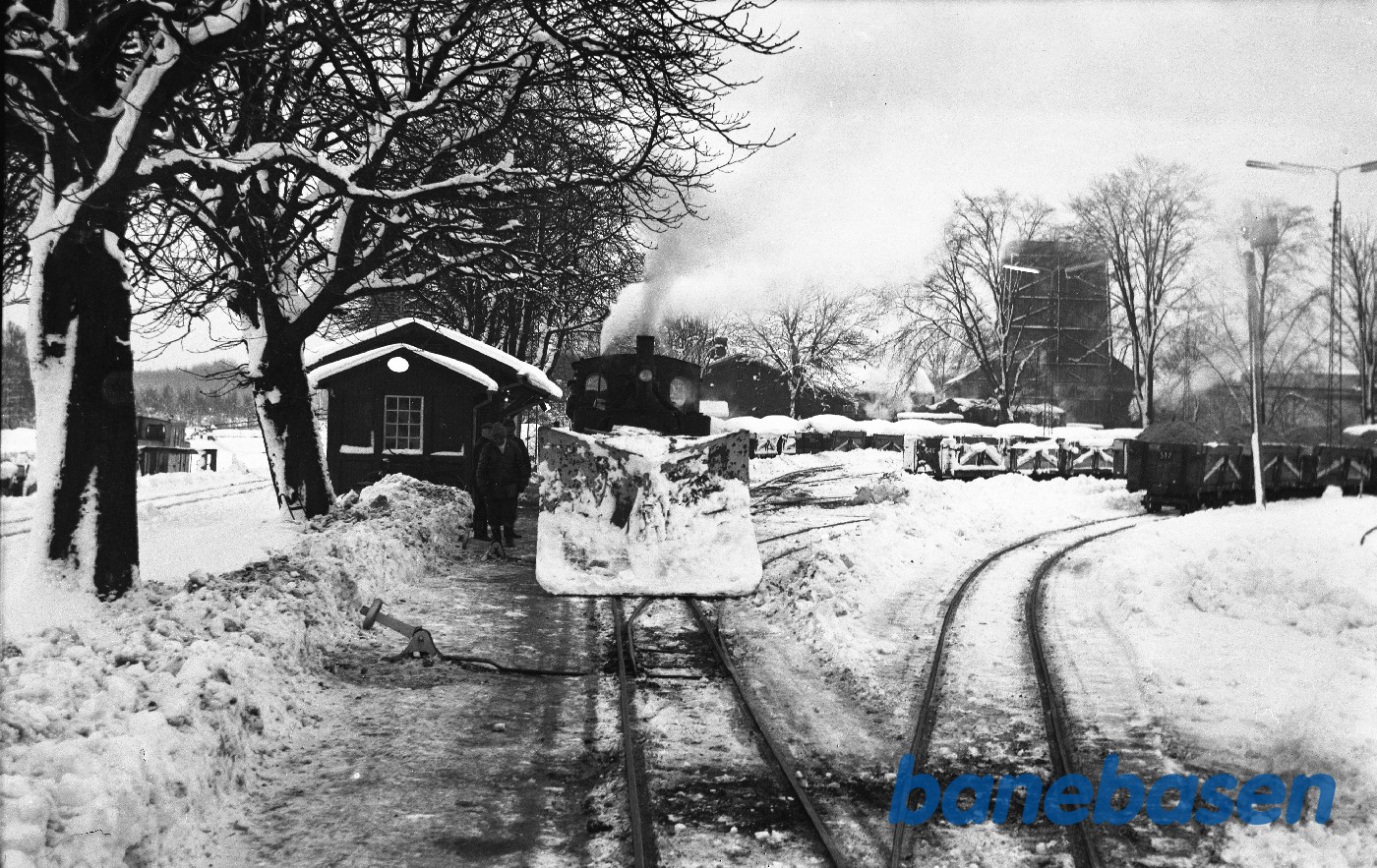Damplokomotiv med sneplov, klar til udkørsel Damplokomotiv med sneplov, klar til udkørsel