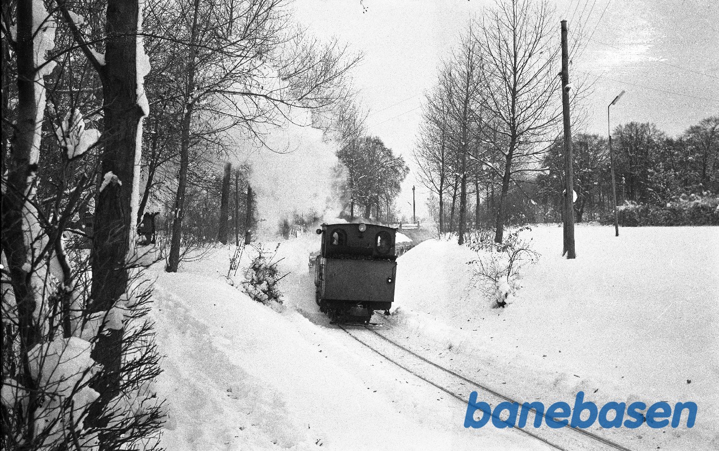 Tog på vej fra fabrikken med roeaffald, ved Stadionvej Tog på vej fra fabrikken med roeaffald, ved Stadionvej