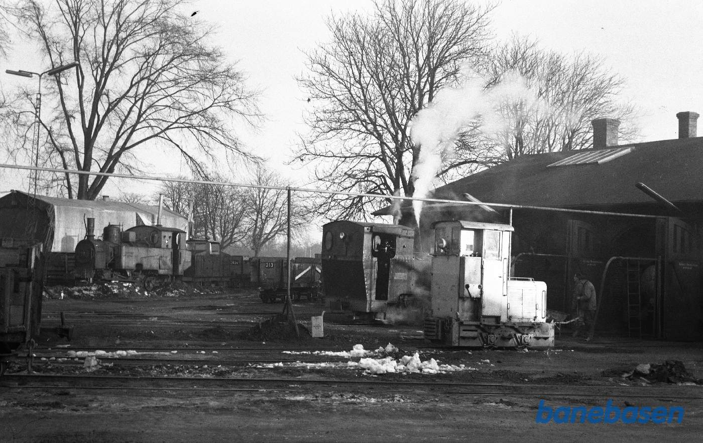 Remise og værksted med damplokomotiver og motorlokomotiv F 2