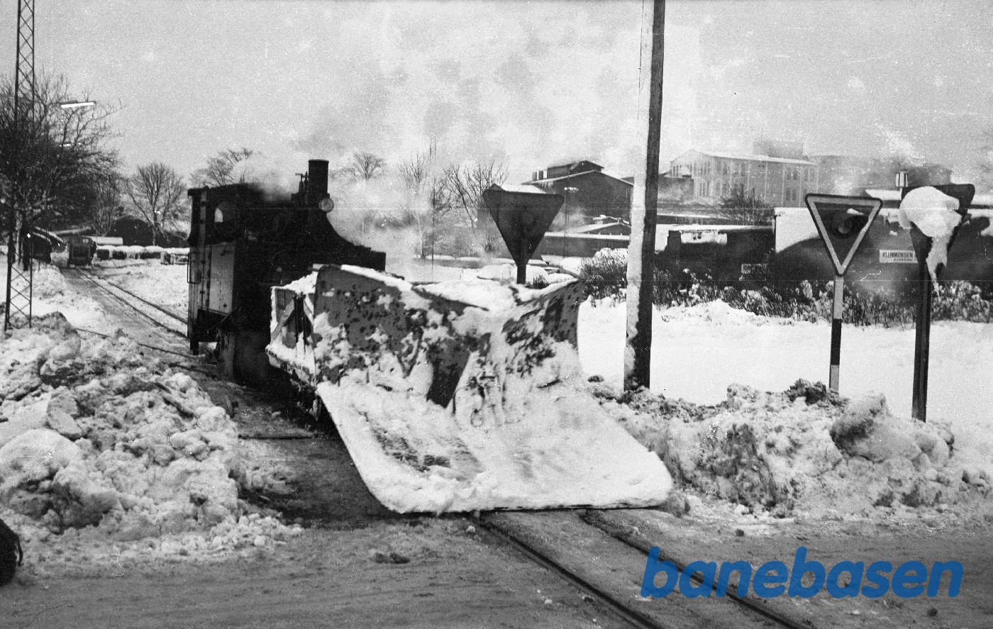 Damplokomotiv med sneplov, klar til udkørsel Damplokomotiv med sneplov, klar til udkørsel