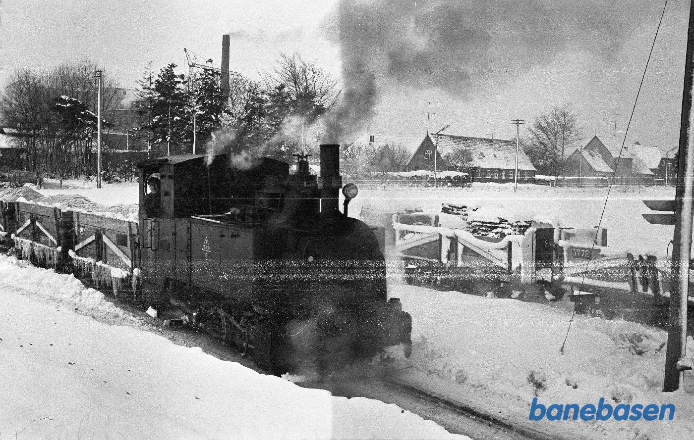 Damplokomotiv 5 med roeaffald på vej nordud fra fabrikken ved Nykøbingvej