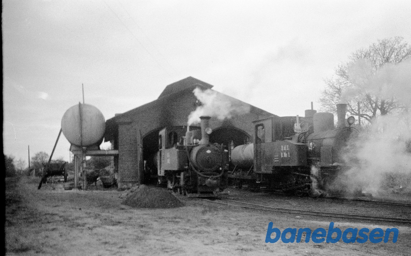 Damplokomotiver B1 og B 2 foran to-sporet remise Damplokomotiver B1 og B 2 foran to-sporet remise