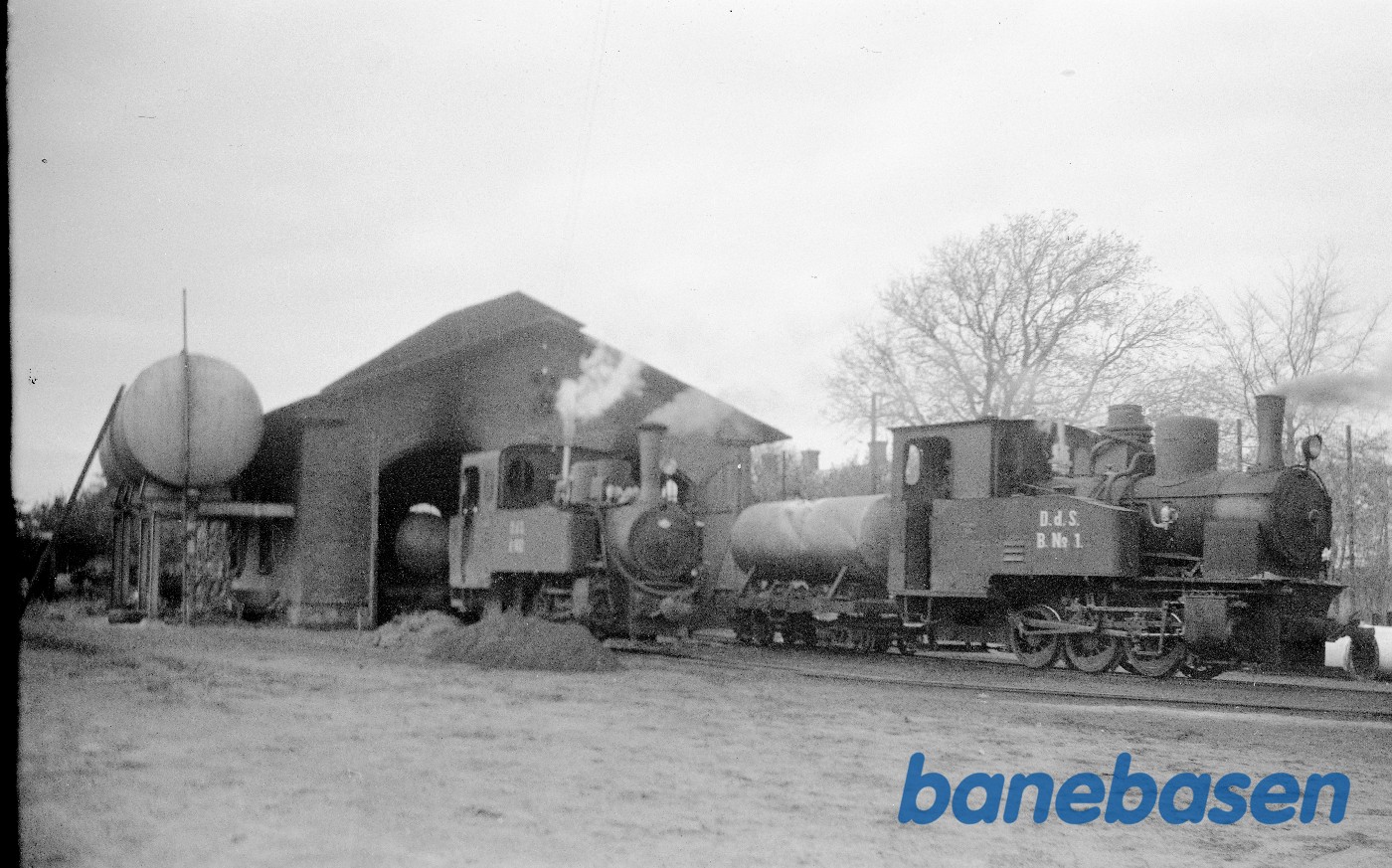 Damplokomotiver B1 og B 2 foran to-sporet remise Damplokomotiver B1 og B 2 foran to-sporet remise