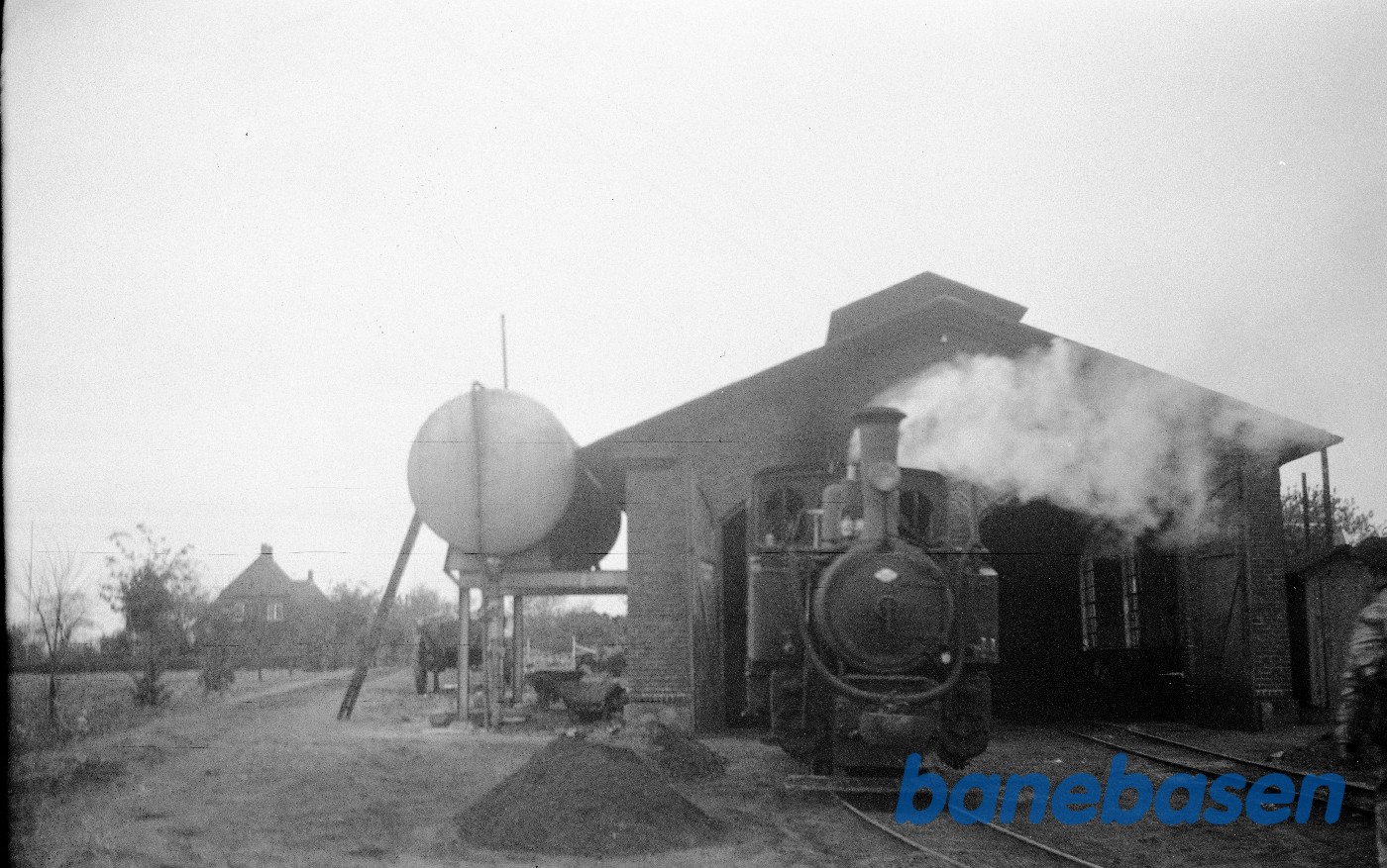 Damplokomotiv B 2 ved 2-sporet remise Damplokomotiv B 2 ved 2-sporet remise