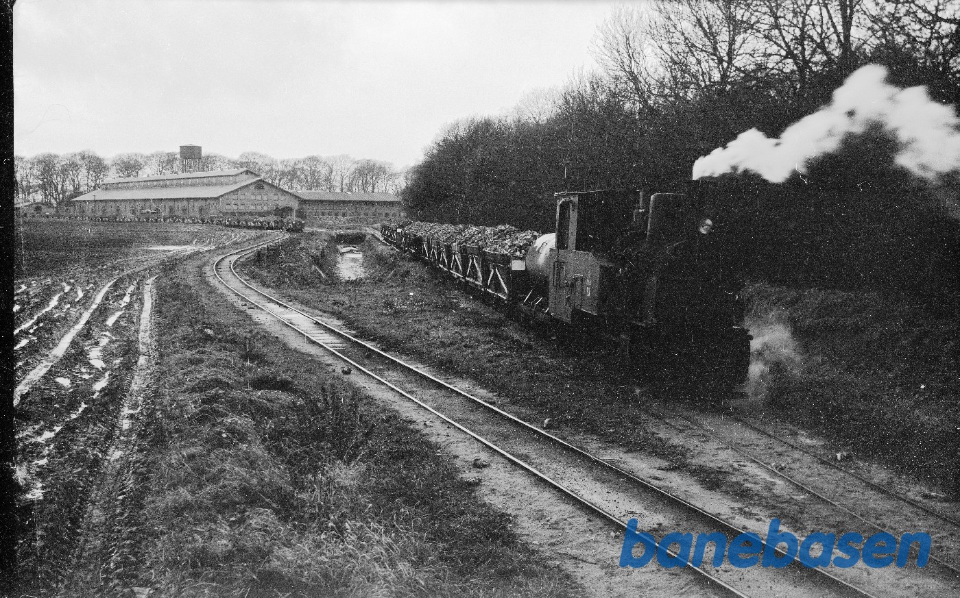 B 3 med tog på krydsningsstationen B 3 med tog på krydsningsstationen