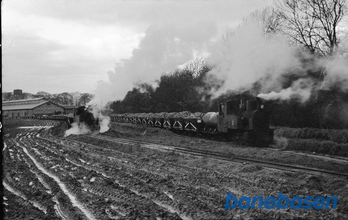 B 3 med tog på krydsningsstationen B 3 med tog på krydsningsstationen