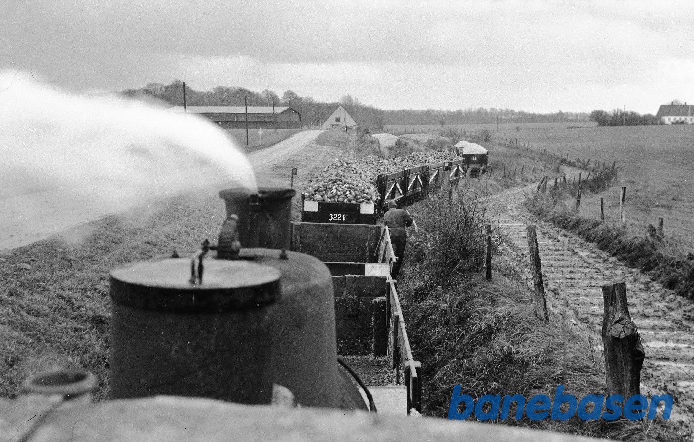 B 3 med tog på Søholt-linien, rangering ved sidespor syd for Sakskøbing B 3 med tog på Søholt-linien, rangering ved sidespor syd for Sakskøbing