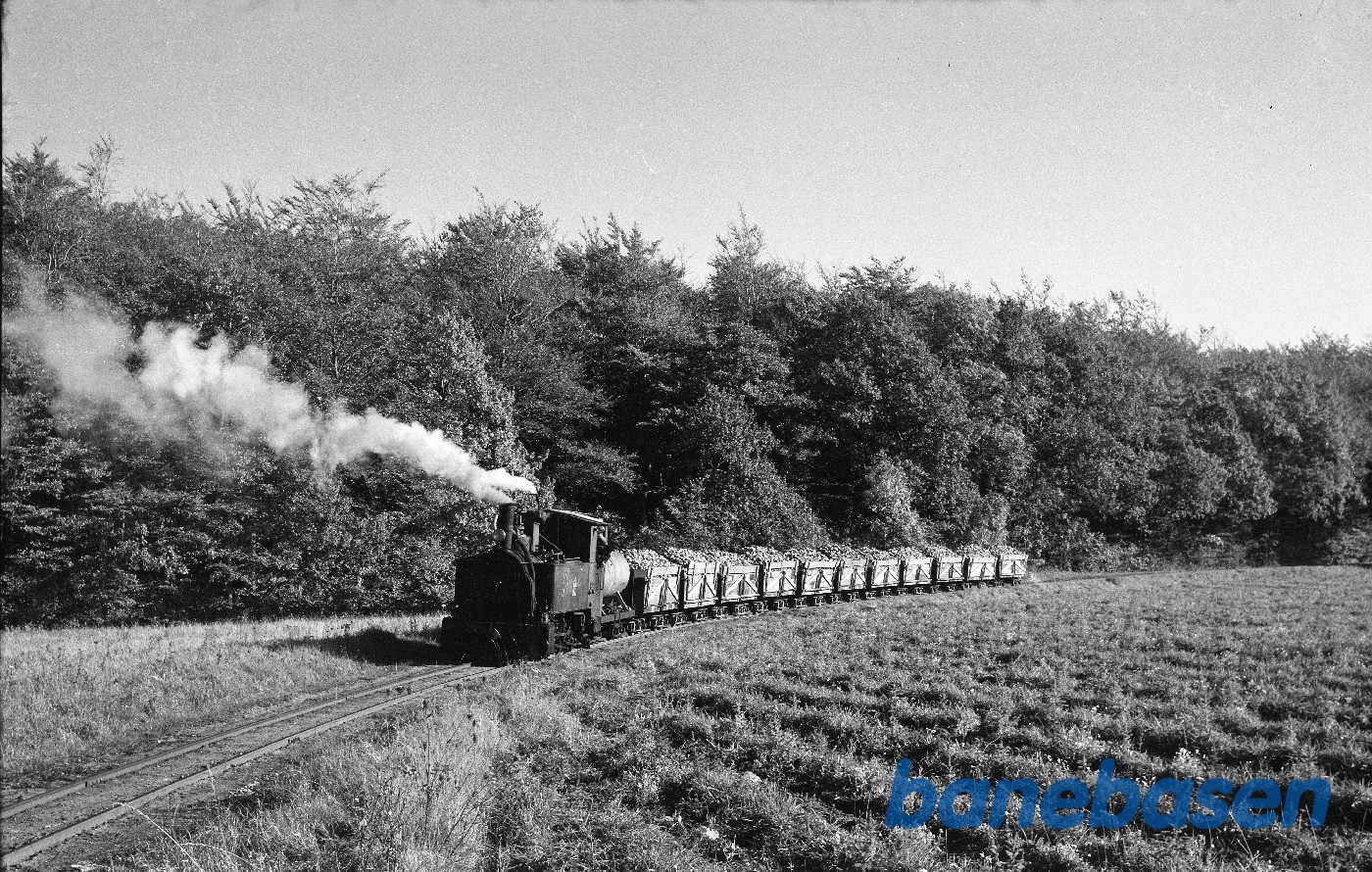 Da 1 med roetog venter på indkørsel til Sakskøbing fra syd Da 1 med roetog venter på indkørsel til Sakskøbing fra syd