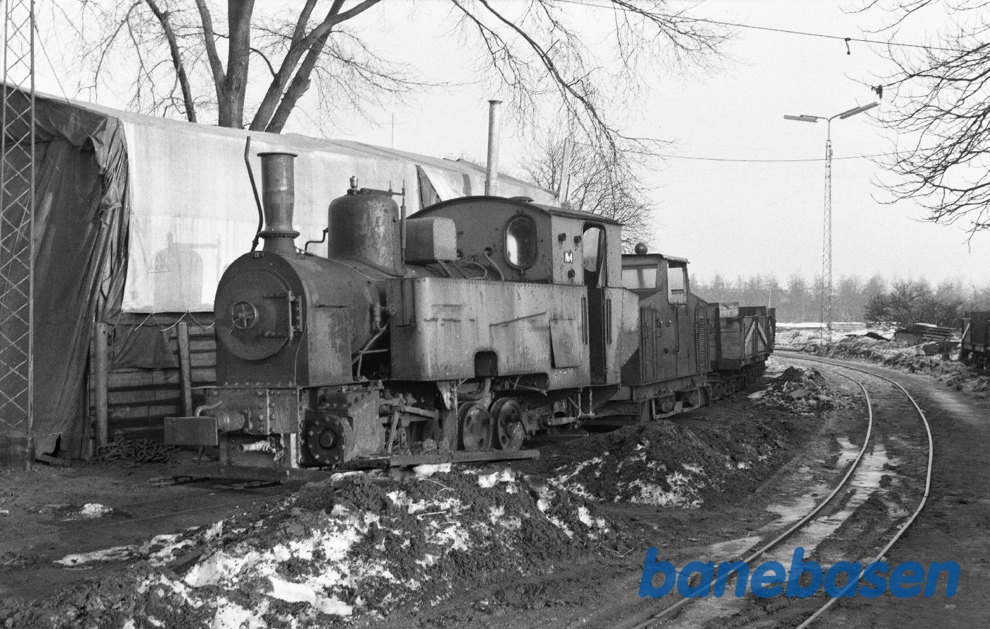 Damplokomotiv ex Gørlev 4 og motorlokomotiv u.nr, ex Højbygaard 8 Damplokomotiv ex Gørlev 4 og motorlokomotiv u.nr, ex Højbygaard 8