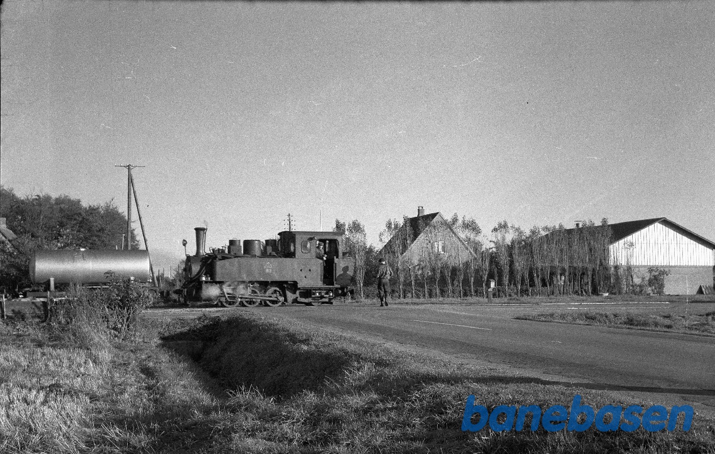B 2 og vandtankvogn passerer vej B 2 og vandtankvogn passerer vej