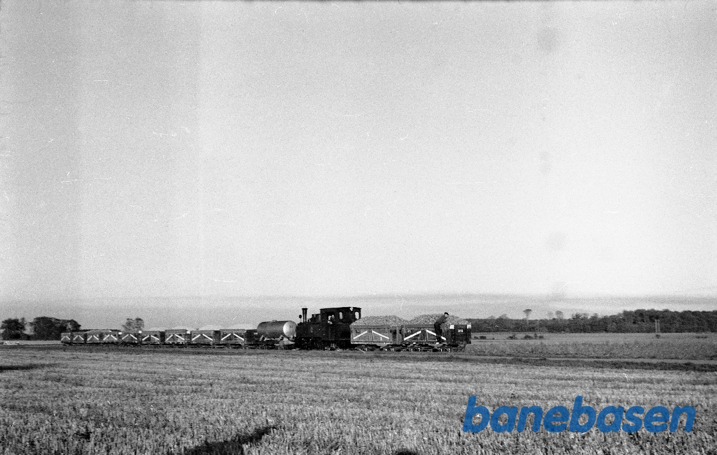 B 2 med vogne på begge ender af lokomotiv B 2 med vogne på begge ender af lokomotiv