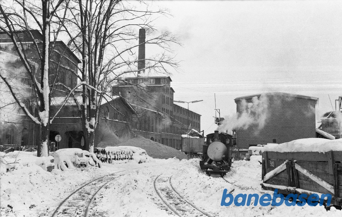 Sporareal med damplokomotiv og vogne Sporareal med damplokomotiv og vogne