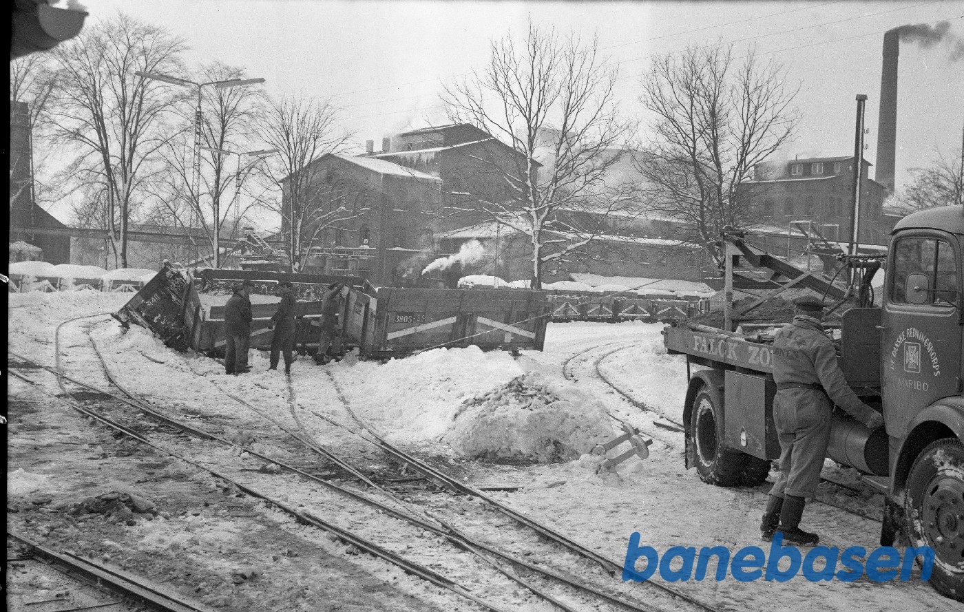 Afsporede roevogne sporsættes ved hjælp af kranvogn fra Falck & Zonen Afsporede roevogne sporsættes ved hjælp af kranvogn fra Falck & Zonen