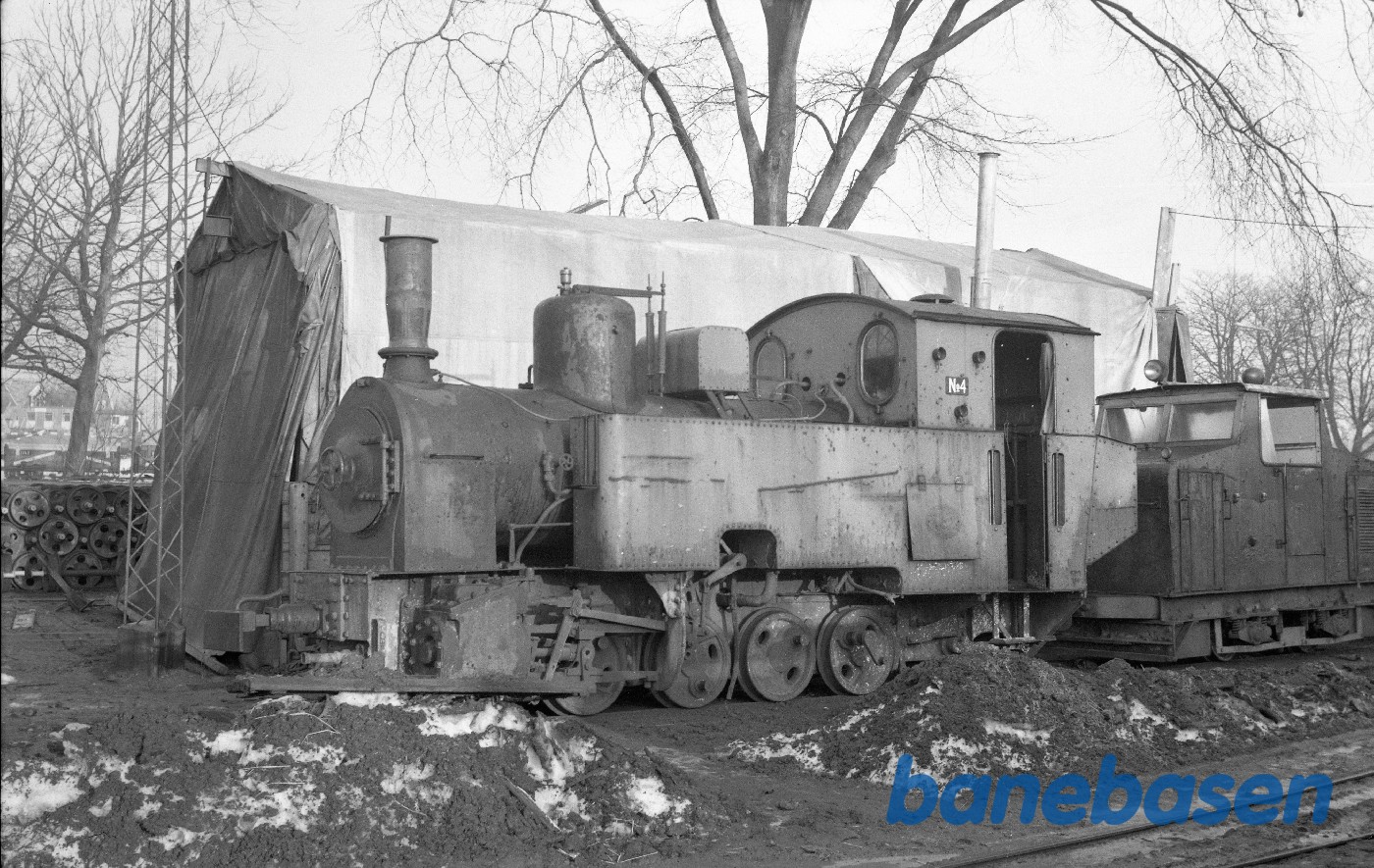 Damplokomotiv ex Gørlev 4 og motorlokomotiv u.nr, ex Højbygaard 8 Damplokomotiv ex Gørlev 4 og motorlokomotiv u.nr, ex Højbygaard 8