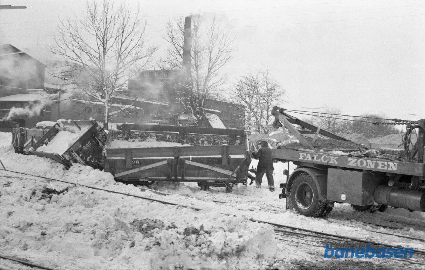 Afsporede roevogne sporsættes ved hjælp af kranvogn fra Falck & Zonen Afsporede roevogne sporsættes ved hjælp af kranvogn fra Falck & Zonen