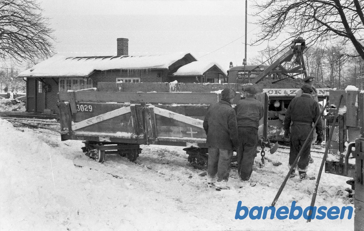 Afsporede roevogne sporsættes ved hjælp af kranvogn fra Falck & Zonen Afsporede roevogne sporsættes ved hjælp af kranvogn fra Falck & Zonen