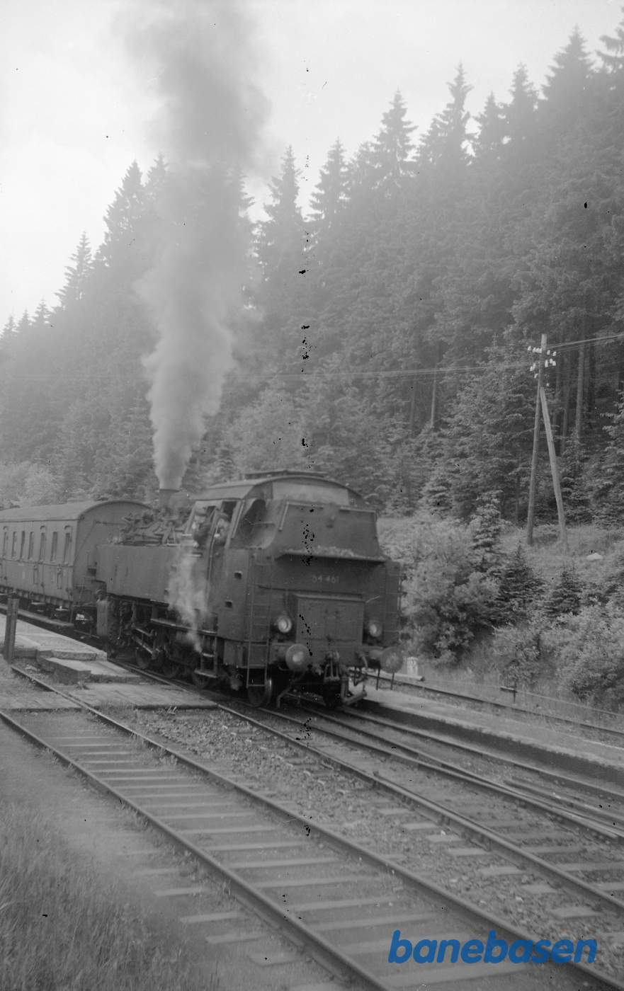 Damplokomotiv 64461 med kupé-personvogn