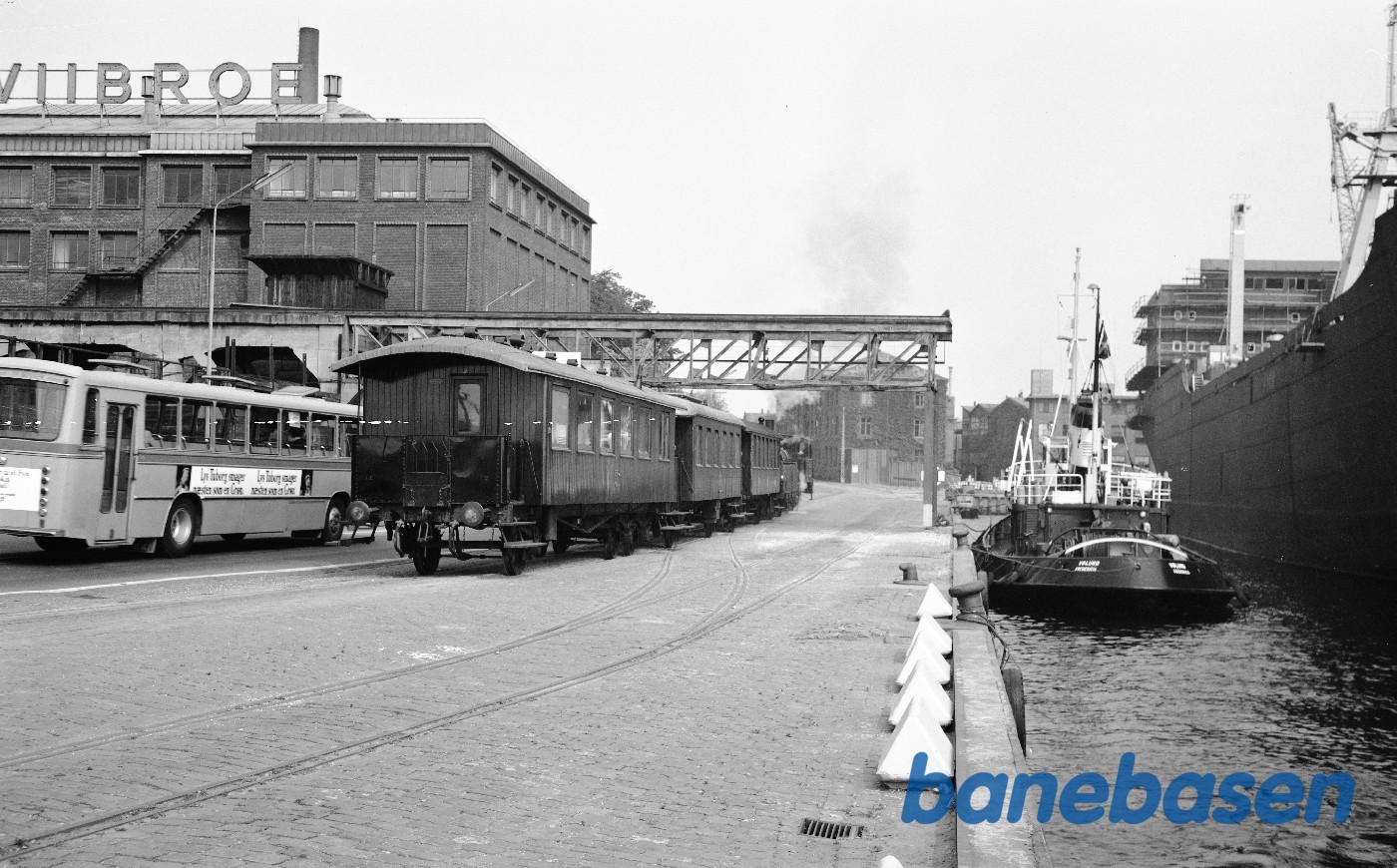Damplokomotiv ØSJS nr. 7 med veterantog på havnen Damplokomotiv ØSJS nr. 7 med veterantog på havnen