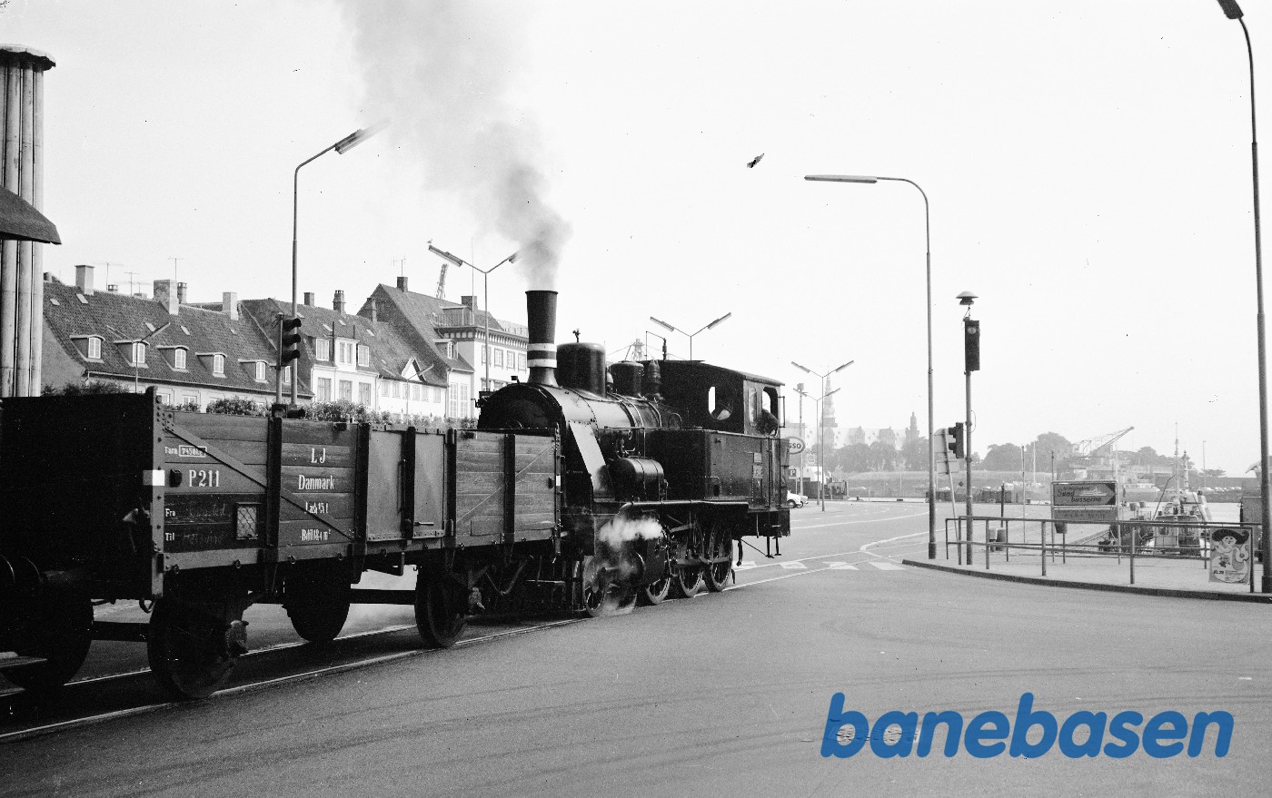 Damplokomotiv ØSJS nr. 7 med veterantog på havnen Damplokomotiv ØSJS nr. 7 med veterantog på havnen