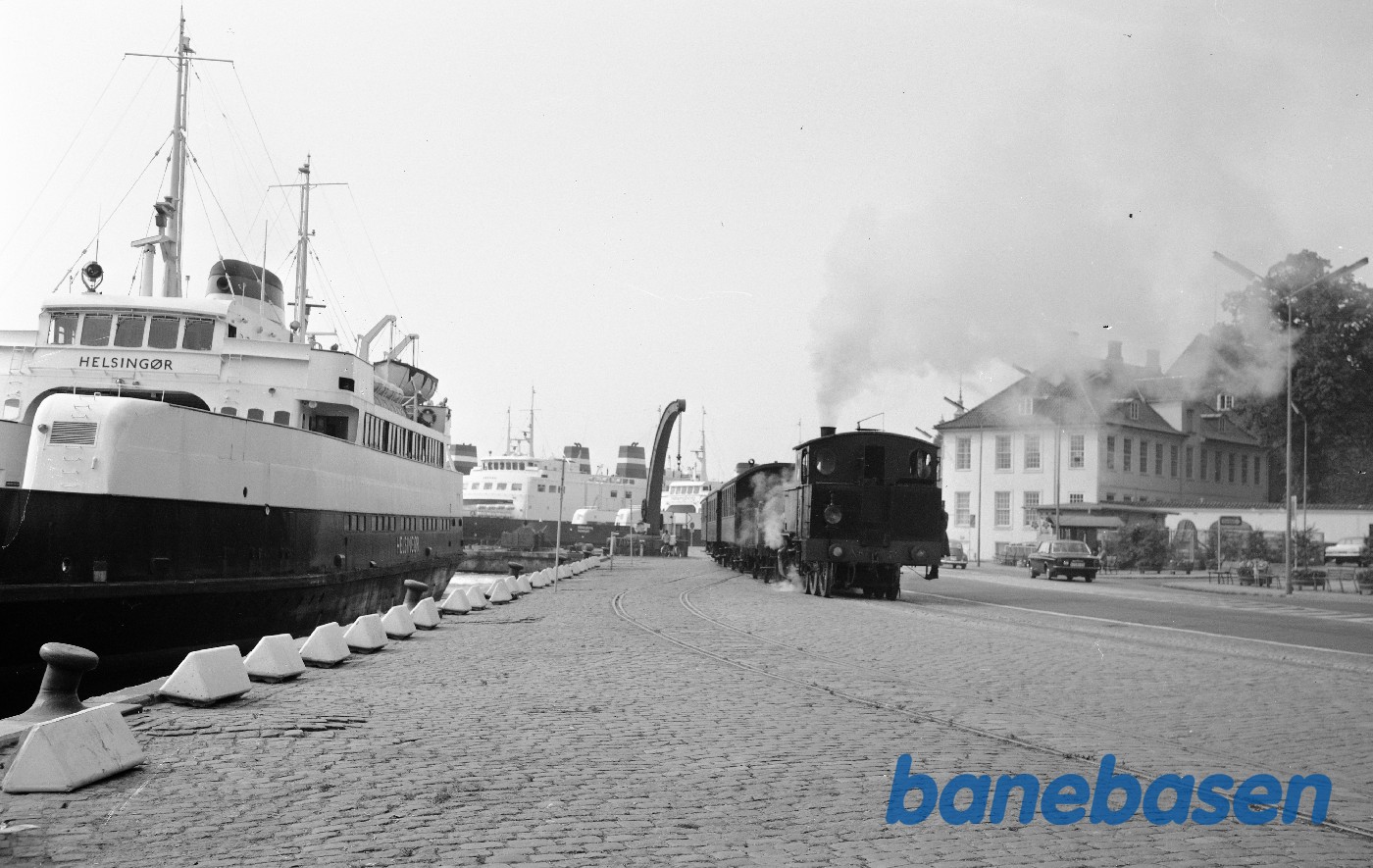 Damplokomotiv ØSJS nr. 7 med veterantog på havnen Damplokomotiv ØSJS nr. 7 med veterantog på havnen