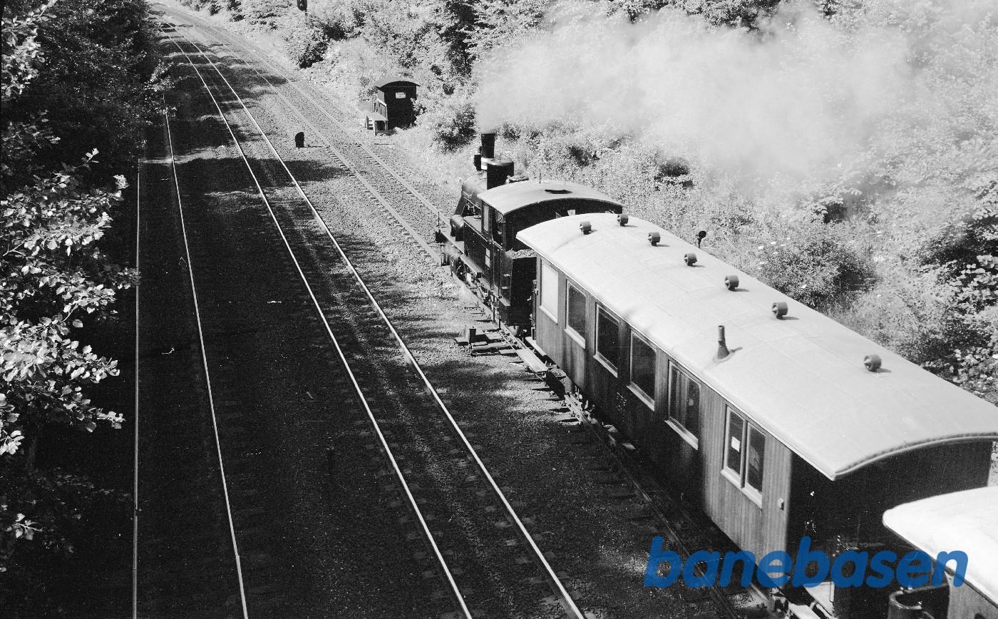 Damplokomotiv ØSJS nr. 7 med veterantog under udkørsel Damplokomotiv ØSJS nr. 7 med veterantog under udkørsel