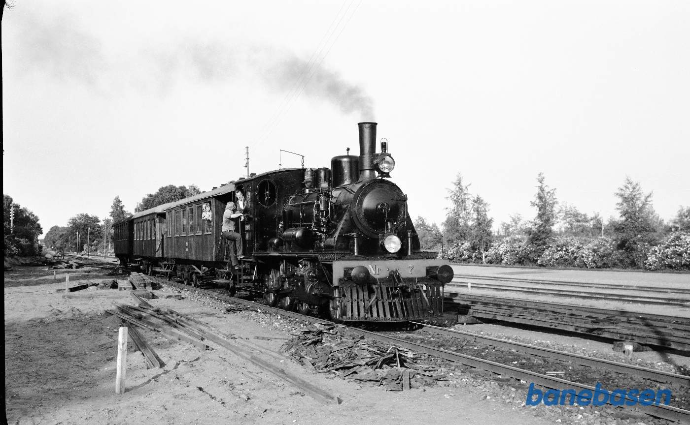 Damplokomotiv ØSJS nr. 7 med veterantog