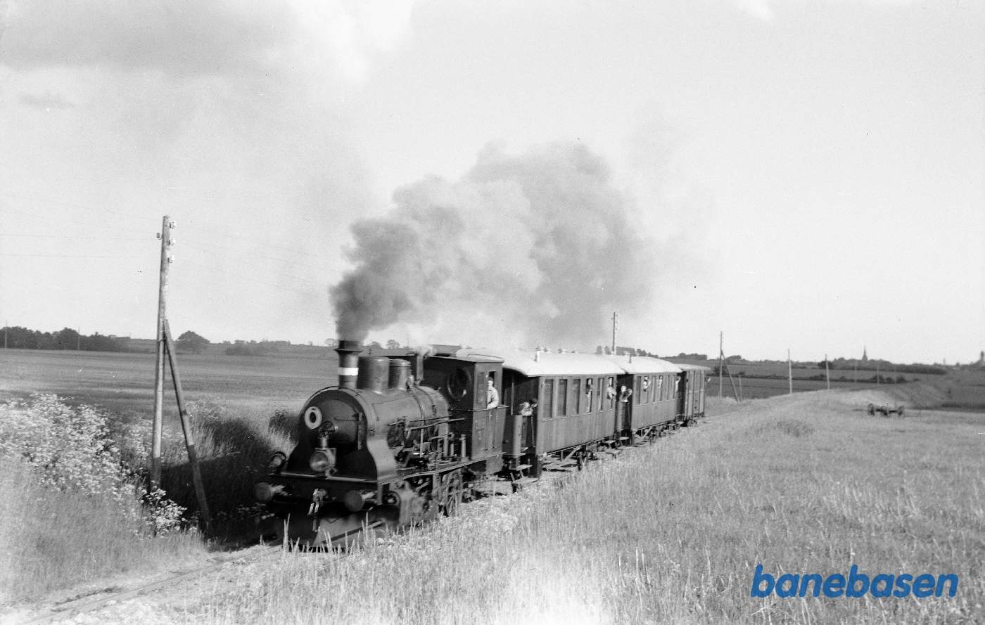 Damplokomotiv nr. 3 med udflugtstog for DJK på fri strækning