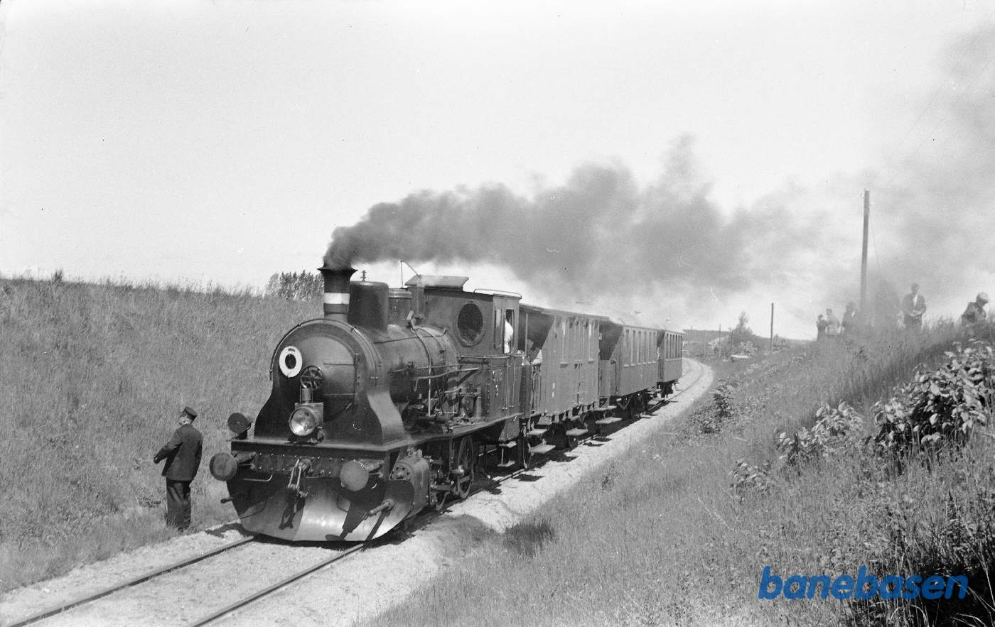 Damplokomotiv nr. 3 med udflugtstog for DJK på fri strækning