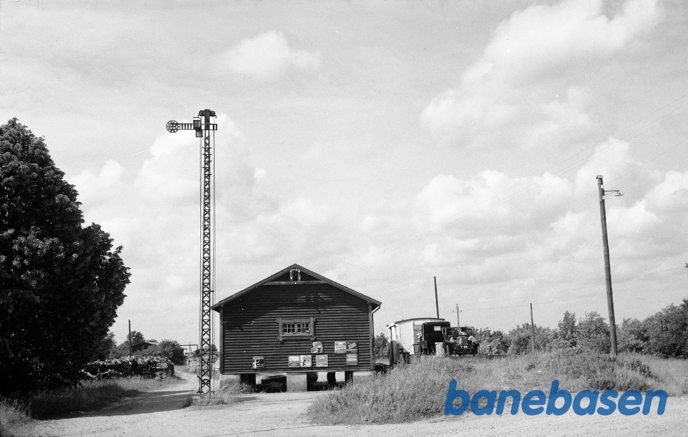 Varehus og signalmast Varehus og signalmast